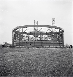 858522 Afbeelding van de bouw van de nieuwe gashouder van de P.E.G.U.S. in de polder Lageweide te Utrecht.
